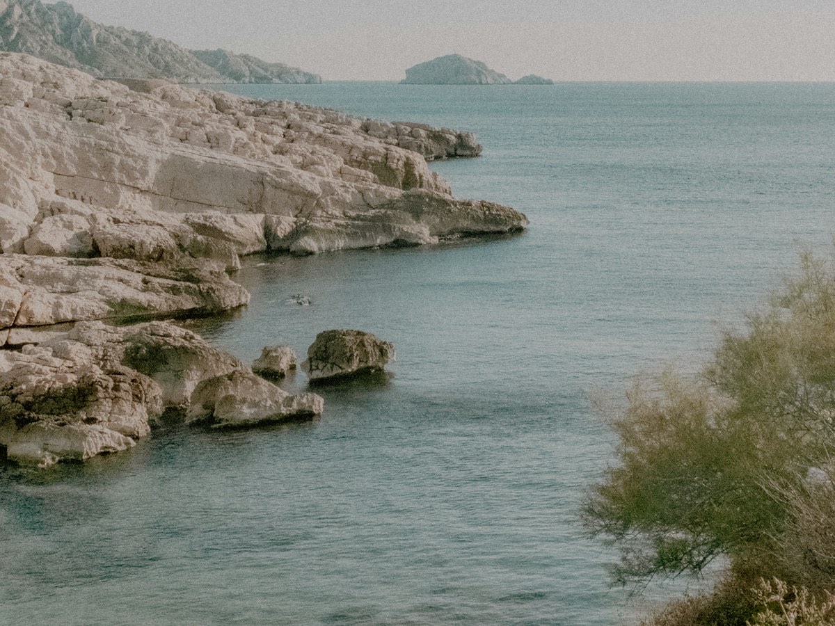 ساحل صخري على البحر الأبيض المتوسط